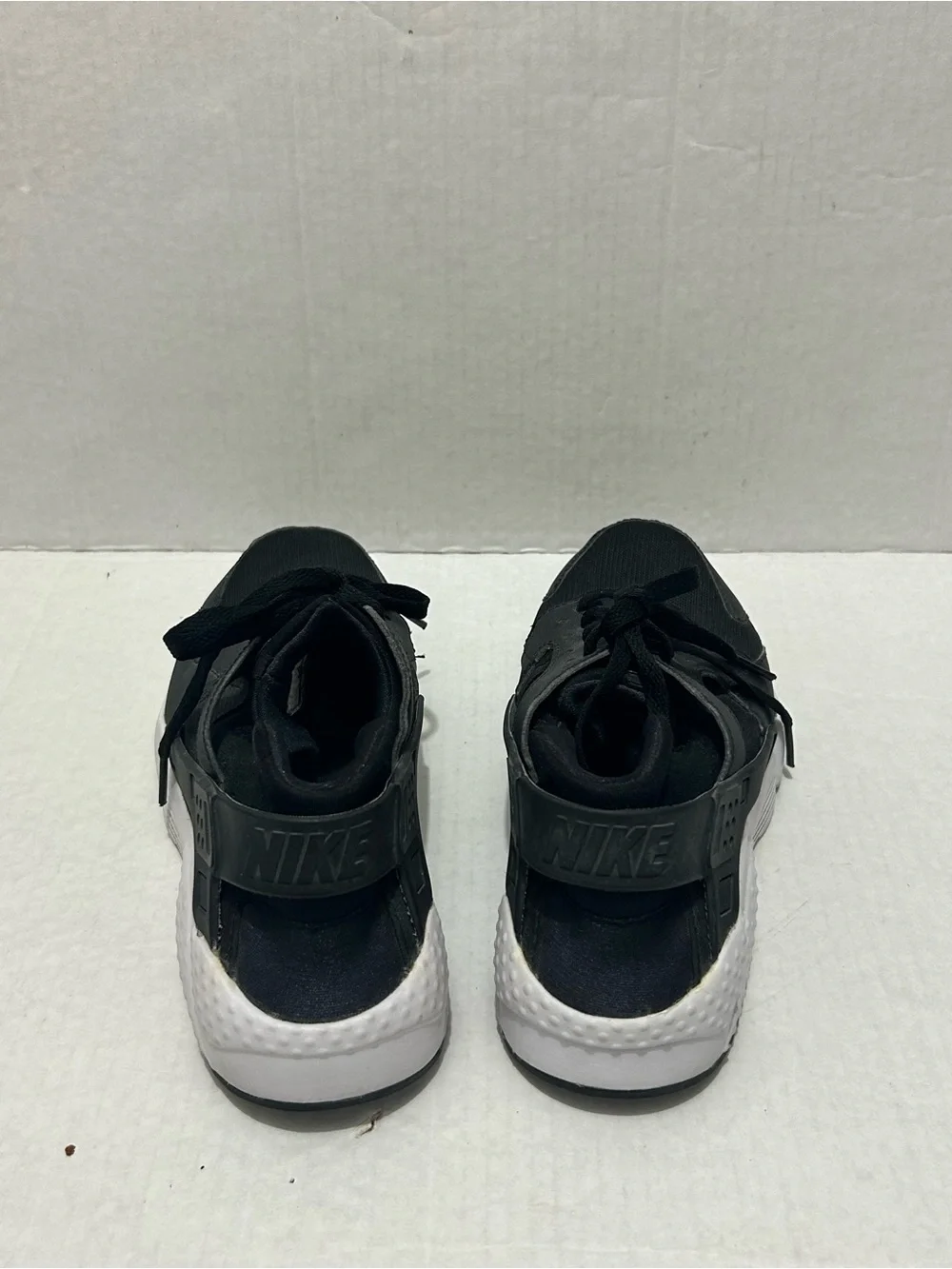 Nike Huarache Sneakers Shoes 6.5 Youth Boys Black White Athletic